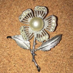 Sarah Coventry silver and pearl flower pin